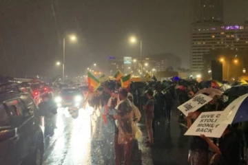 காலி முகத்திடல் ஆர்ப்பாட்டக்காரர்கள் ஆளும் தரப்பின் முக்கிய தலைவரின் வாகனத்தை பின்தொடர்ந்து சென்று தாக்குதல்!