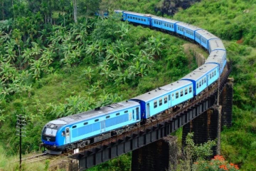 ஊழியர்கள் போராட்டம்; ரயிலில்  இலவசமாக  பயணம் செய்த பயணிகள்!