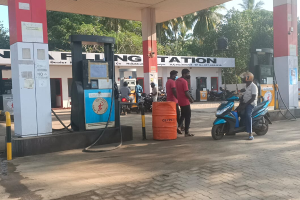 நாட்டில் எரிபொருள் விற்பனை நிலையங்களில் டீசல் தட்டுப்பாடு : பொதுமக்கள் விசனம் (Video) | Petrol Diesel Fuel Vavuniya Kilinochchi