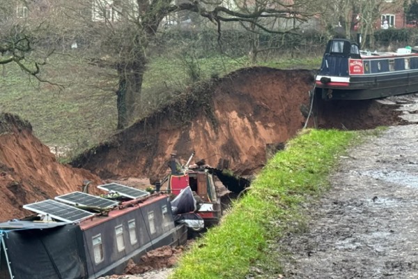பிரித்தானியாவில் கால்வாய் கரை உடைந்ததால் பரபரப்பு: பள்ளத்தில் சரிந்து விழுந்த படகுகள் | Uk Canal Failure 3 Boats Trap Into Sinkhole