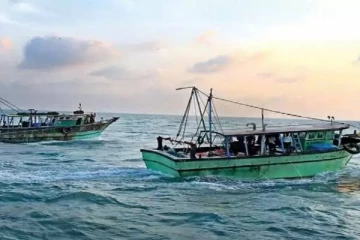 தொடரும் சோகம் :  தமிழக மீனவர்கள் 8 பேரை கைது செய்த  இலங்கை கடற்படை