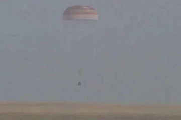 மூன்று விண்வெளி வீரர்களுடன் வெற்றிகரமாக பூமிக்கு திரும்பிய விண்கலம்!