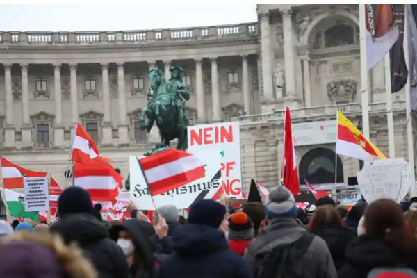 மக்கள் தடுப்பூசி கட்டாயம் செலுத்திக்கொள்ள வேண்டும் ; இல்லையெனில் 3 லட்சம் அபராதம் - அதிரடி காட்டும் ஐரோப்பிய நாடு - தமிழ்நாடு