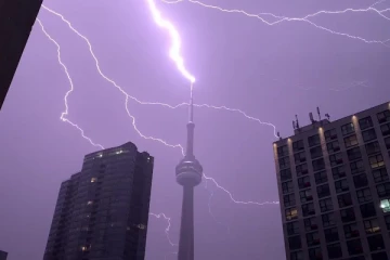 கனடாவில் உள்ள சி.என் கோபுரத்தை தாக்கிய மின்னல்; 8 லட்சம் பேர் தவிப்பு!