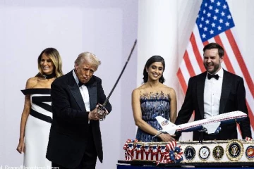 பதவியேற்பு விழாவில் வாளுடன் நடனமாடிய டிரம்ப் ; சமூக வலைத்தளங்களில் வைரலான வீடியோ