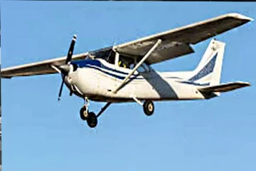 கார் மீது சிறிய வகை விமானம் மோதி விபத்து ; இருவர் உயிரிழப்பு