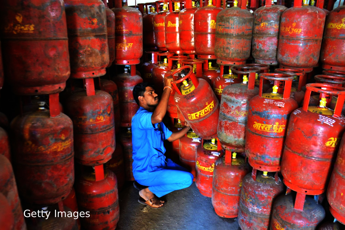 LPG price hike India 2026, Commercial LPG cylinder cost Delhi, Domestic LPG unchanged May 2026, Restaurants LPG cost increase, Diesel ATF export duty revised, India fuel prices May 2026, LPG crisis impact businesses #LPGPriceHike #CommercialLPG #IndiaEconomy #FuelPrices #Restaurants #DomesticLPG #EnergyCrisis