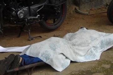 புகையிரதத்தில் மோதி இளைஞர் பலி (VIDEO)