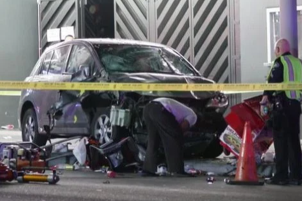 அமெரிக்காவில் மக்கள் கூட்டத்தில் புகுந்த கார்; 20 பேர் காயம் | Car Plows Into Crowd In Us 20 Injured