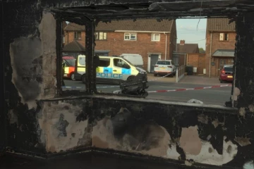 பிரித்தானியாவில் இந்திய வம்சாவளியினர் வீட்டில் தீவைத்த மர்ம நபர்: பொலிசார் வெளியிட்டுள்ள காட்சிகள்