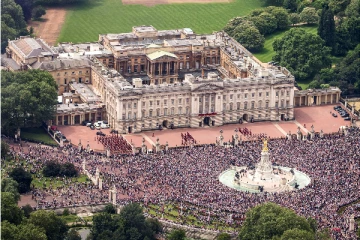 சோகமயமான பிரித்தானியா; அரண்மனை முன் அலையென திரண்ட மக்கள்!