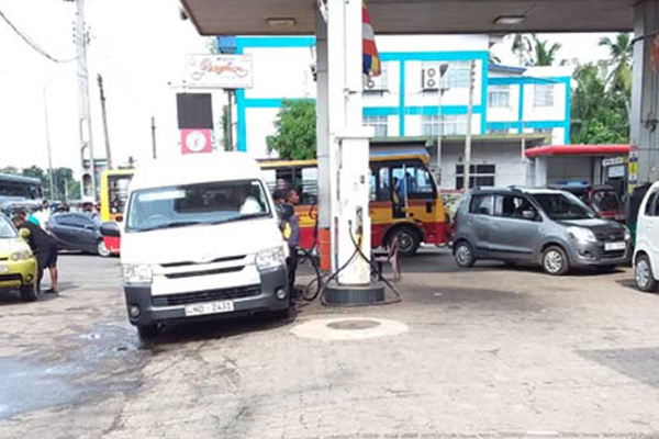 கம்பஹாவிலும் எரிபொருள் தட்டுப்பாடு | Fuel Shortage In Gampaha Too