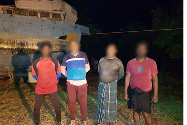 கிழக்கு கடற்பரப்பில் சட்டவிரோதமாக மீன்பிடியில் ஈடுபட்ட 12 பேருக்கு நேர்ந்த கதி! | Navy Apprehends 12 Persons