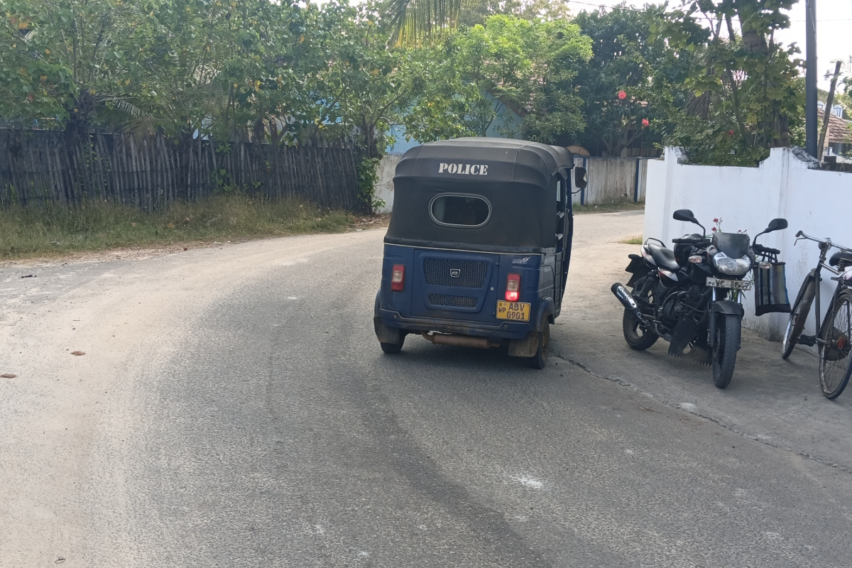 யாழில் கத்தி முனையில் 5 பவுண் நகை திருட்டு : தாமதமாக வந்த காவல்துறையினர் | 5 Pounds Of Jewelry Stolen At Knifepoint In Jaffna யாழில் கத்தி முனையில் 5 பவுண் நகை திருட்டு : தாமதமாக வந்த காவல்துறையினர் | 5 Pounds Of Jewelry Stolen At Knifepoint In Jaffna