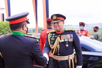 இராணுவ தளபதி தொடர்பில் வெளியான சர்ச்சைப் புகைப்படம்