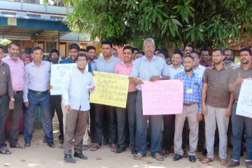 எரிபொருள் பிரச்சினைக்கு தீர்வு வழங்குமாறு கோரி ஆசிரியர்கள் போராட்ட ஊர்வலம் (Photos)