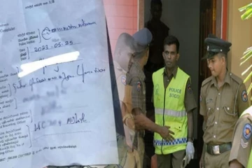பாடசாலை மாணவியின் அரை நிர்வாண படங்களை வெளியிட்ட பெண் கைது!