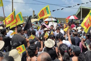 அரசாங்கத்திற்கு எதிராக காலிமுகத்திடலில் களமிறங்கிய சட்டத்தரணிகள் (படங்கள்)