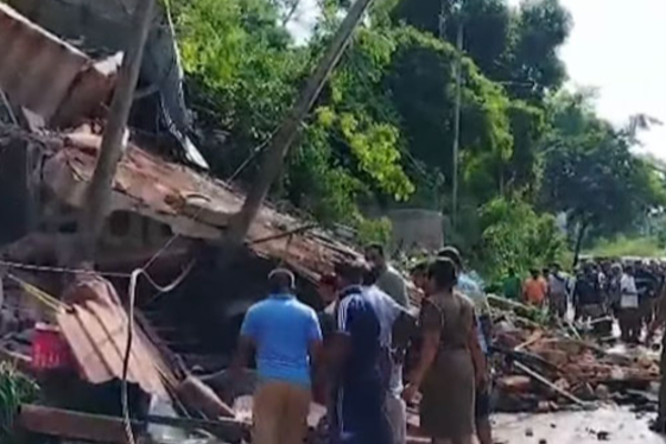 மண் சரிவால் இடம்பெயர்ந்தோர் வீட்டில் எரிந்த நிலையில் சடலம்; வீட்டினர் அதிர்ச்சி | Burntbody House Person Displaced By A Landslide