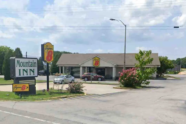 2 indian origin- hotel owners arrested in us for hosting fugitives இந்திய வம்சாவளியினர் 2 பேர் அமெரிக்காவில் கைது: பொலிஸார் முன்வைத்த குற்றச்சாட்டு