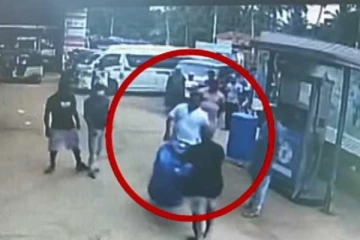 මන්ත්රී හයිය ගත් සනත් නිශාන්තගේ සහෝදරයා - පොලිස් සැරයන්වරයෙකු ද ඇතුළුව පුද්ගලයෙකුට පහර දෙයි..එම අවස්ථාවේ දර්ශන..(CCTV VIDEO)