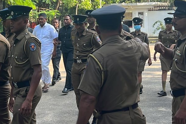 யாழில் பெண்களின் ஆடைகளைக் கிழித்த பொலிஸார்!(Photos) | Police Tore Women S Clothes Jaffna யாழில் பெண்களின் ஆடைகளைக் கிழித்த பொலிஸார்!(Photos) | Police Tore Women S Clothes Jaffna