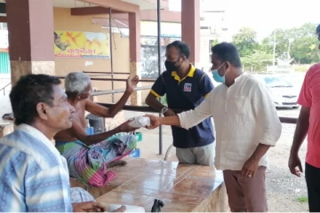 உணவின்றித் தவித்த யாசகர்கள்! உதவிய கல்முனை மாநகர சபை உறுப்பினர்