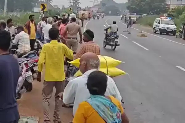 நடுரோட்டில் சடலமாக கிடந்த மூதாட்டி - கண்டுகொள்ளாமல் டீசலை பிடித்து சென்ற மக்கள்! | Diesel Lorry Accident Old Lady Dead Tiruvannamalai நடுரோட்டில் சடலமாக கிடந்த மூதாட்டி - கண்டுகொள்ளாமல் டீசலை பிடித்து சென்ற மக்கள்! | Diesel Lorry Accident Old Lady Dead Tiruvannamalai