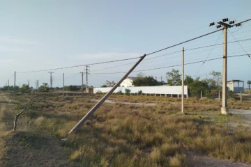 சாயும் அபாயத்தில் மின்கம்பம் ; உடனடி நடவடிக்கை கோரும் பொதுமக்கள்