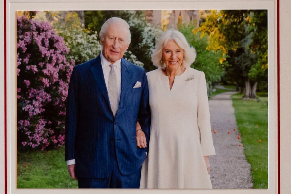 பிரித்தானிய மன்னர்-ராணியின் கிறிஸ்துமஸ் வாழ்த்து அட்டை: வெளியான பாசம் நிறைந்த புகைப்படம் | Uk King And Queen Royal Christmas Greeting Card பிரித்தானிய மன்னர்-ராணியின் கிறிஸ்துமஸ் வாழ்த்து அட்டை: வெளியான பாசம் நிறைந்த புகைப்படம் | Uk King And Queen Royal Christmas Greeting Card