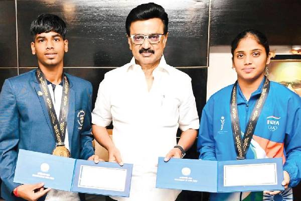 குகேஷுக்கு ரூ.5 கோடி; ஆனால், கார்த்திகாவிற்கு மட்டும் ரூ.25 லட்சம் - ஏன்? | Karthika Comparing To Gukesh Less Reward Reason குகேஷுக்கு ரூ.5 கோடி; ஆனால், கார்த்திகாவிற்கு மட்டும் ரூ.25 லட்சம் - ஏன்? | Karthika Comparing To Gukesh Less Reward Reason