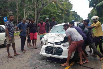 மாத்தறையில் வானும் காரும் மோதி விபத்து: 7 பேர் படுகாயம்