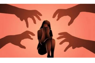 சாலையில் கூட்டுப் பாலியல் வன்கொடுமை - ஆபாச வீடியோவை.. சிறுமி எடுத்த விபரித முடிவு!