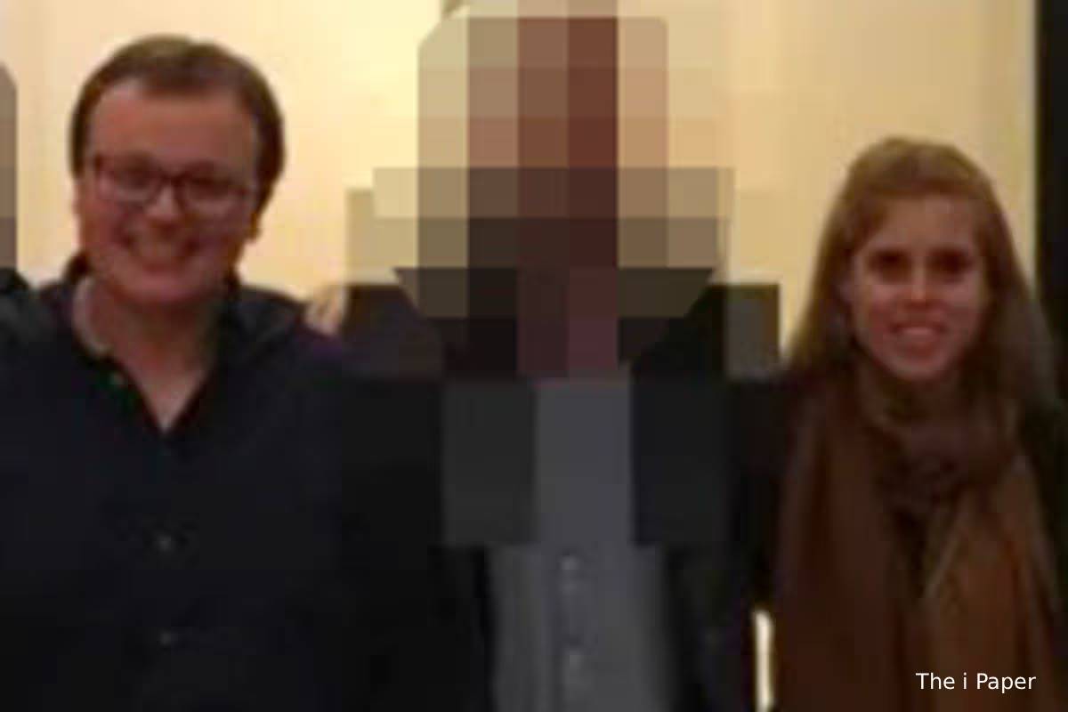 சீன உளவாளியுடன் பிரித்தானிய இளவரசி: வெளியான புகைப்படம் | Princess Beatrice Snap With Chinese Spy In Nepal