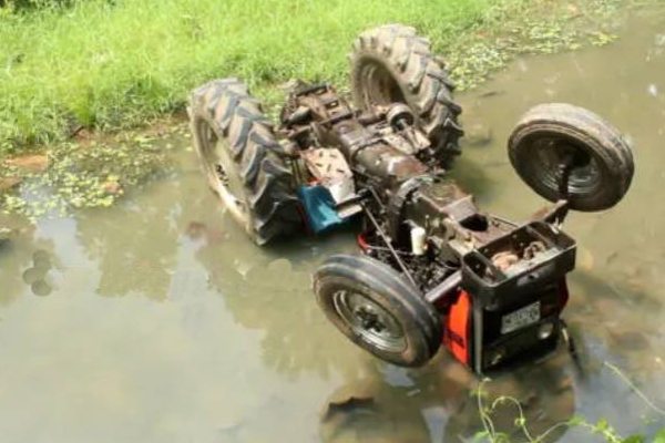 கிளிநொச்சியில் டீசல் பெற வந்த உழவு இயந்திரத்திற்கு ஏற்பட்ட நிலை! விவசாயிகள் விசனம் | Kilinochchi Plow Machine Tractor Drain Accident கிளிநொச்சியில் டீசல் பெற வந்த உழவு இயந்திரத்திற்கு ஏற்பட்ட நிலை! விவசாயிகள் விசனம் | Kilinochchi Plow Machine Tractor Drain Accident