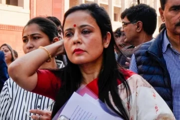 பதவி பறிப்பு விவகாரம்.. நீதிமன்றத்தை நாடிய மஹூவா மொய்த்ரா..!!