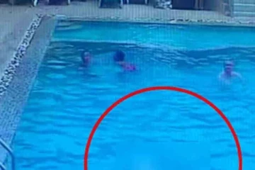 நண்பர்களுடன் உல்லாசமாக நீராடிய இளைஞனுக்கு நேர்ந்த பெரும் துயரம்