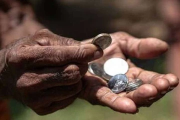 මෙරට ජනතාවගෙන් හතරෙන් එකක් දිළිඳුභාවයෙන් පෙළෙනවා කවුරුත් නොසිතූ නවතම අනාවරණය මෙන්න