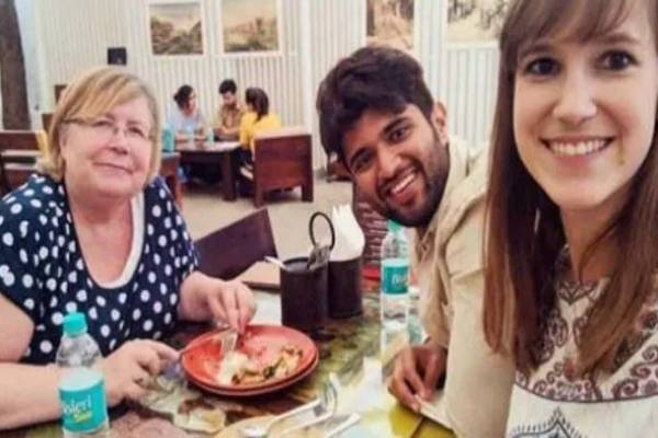 மாடலுடன் நெருக்கமாக விஜய் தேவர் கொண்டா - வைரல் புகைப்படம் | Vijay Thevar Konda Is Intimate With Another Woman