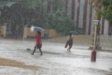 காரைநகரில் கொட்டித் தீர்க்கும் மழையால் வெள்ள அபாயம்!