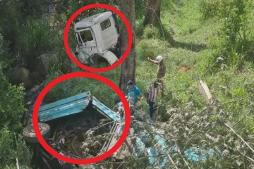 100 அடி பள்ளத்தில் வீழ்ந்த விறகு ஏற்றிச் சென்ற பாரவூர்தி : சாரதி, உதவியாளர் கவலைக்கிடம்