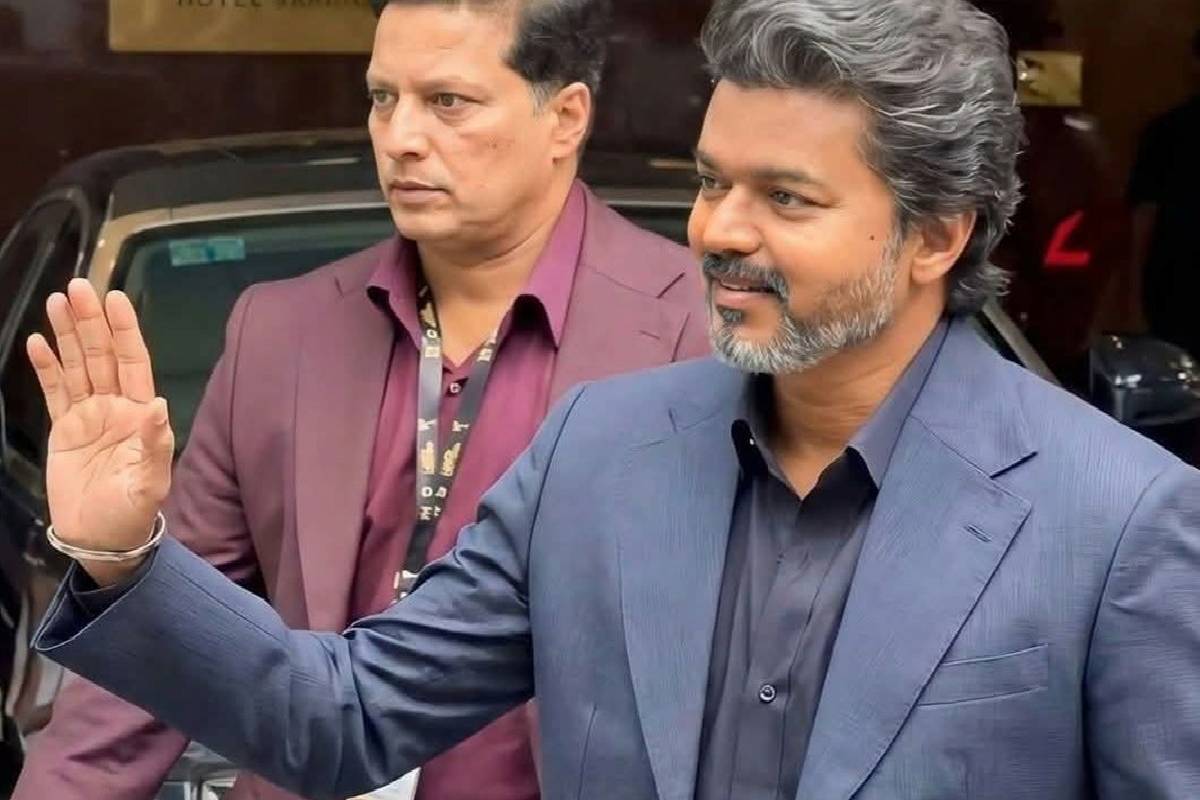 விஜய் கருப்பு கோட் அணிந்து முதல்வராக பதவியேற்றது ஏன்? | Why Did Vijay Oath Chief Minister Wearing A Coat விஜய் கருப்பு கோட் அணிந்து முதல்வராக பதவியேற்றது ஏன்? | Why Did Vijay Oath Chief Minister Wearing A Coat