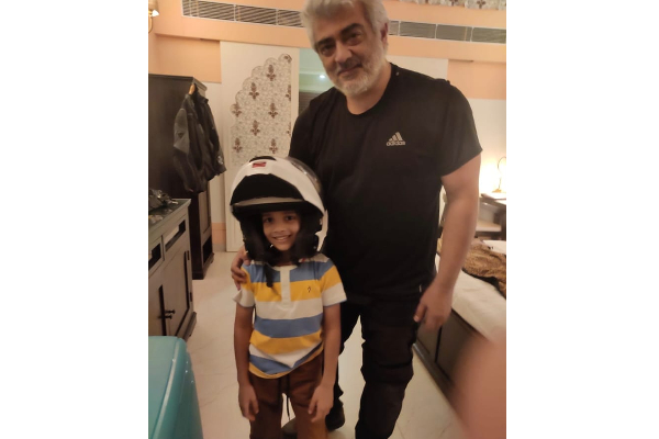 தலையில் ஹெல்மெட் அணிந்து தனது தந்தை அஜித் போல் போஸ் கொடுத்த ஆத்விக்.. அதுவும் யாருடன் தெரியுமா | Advik Ajith With Helmet Look Like His Father