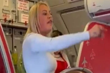 நடுவானில் நடந்த சண்டை - சக பயணிக்கு பளார் என அறைவிட்ட பெண்