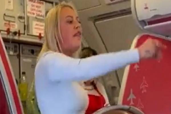 நடுவானில் நடந்த சண்டை - சக பயணிக்கு பளார் என அறைவிட்ட பெண் - தமிழ்நாடு