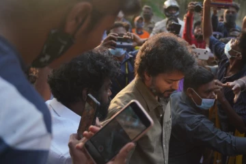 முதல் ஆளாக வாக்களிக்க வந்த தளபதி, குவிந்த ரசிகர்கள்