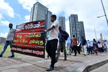 ‍රැකි‍යා ඉල්ලා අදත් තරුණ තරුණියන් මහ පාරේ