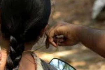 பெண்ணின் நான்கு பவுண் சங்கிலி அபகரிப்பு: வவுனியாவில் சம்பவம்