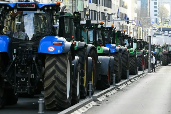 பிரான்ஸ் , இத்தாலி எதிர்ப்பு; EU விவசாயிகள் போராட்டம்; முக்கிய ஒப்பந்தம் ஒத்திவைப்பு | Protests Eu Mercosur Agreement Postponed