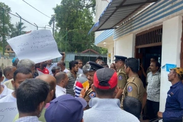 எரிபொருள் கோரி வீதிக்கு இறங்கிய கல்முனை முச்சக்கரவண்டி உரிமையாளர்கள் (Photos)